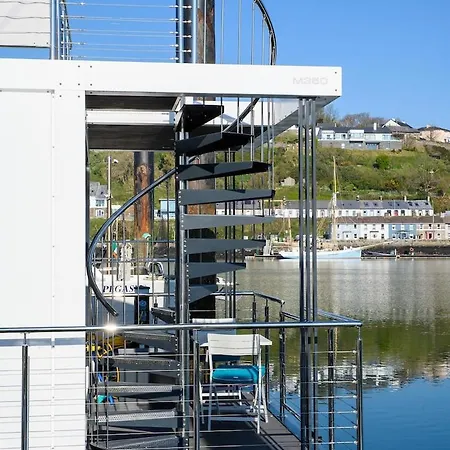 Botel Kinsale Houseboat *
