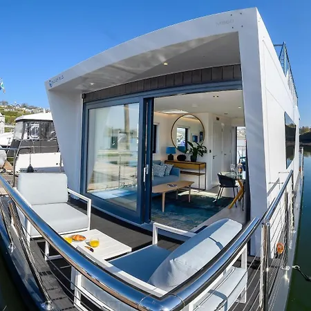 Kinsale Houseboat Botel *