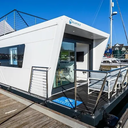 Botel Kinsale Houseboat *