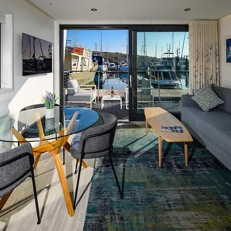 Botel Kinsale Houseboat