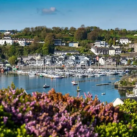 Kinsale Houseboat Botel *