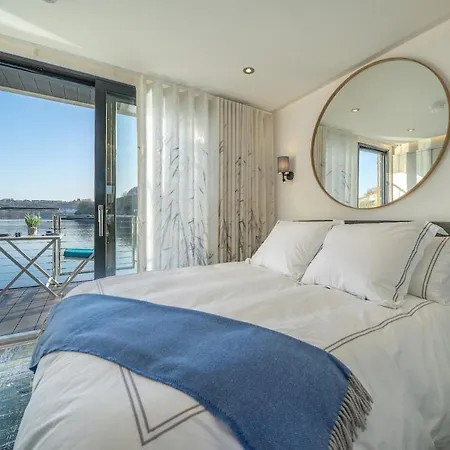 Botel Kinsale Houseboat *