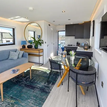 Botel Kinsale Houseboat