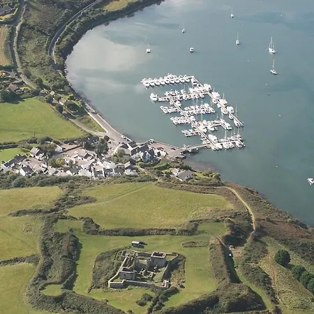 Botel Kinsale Houseboat