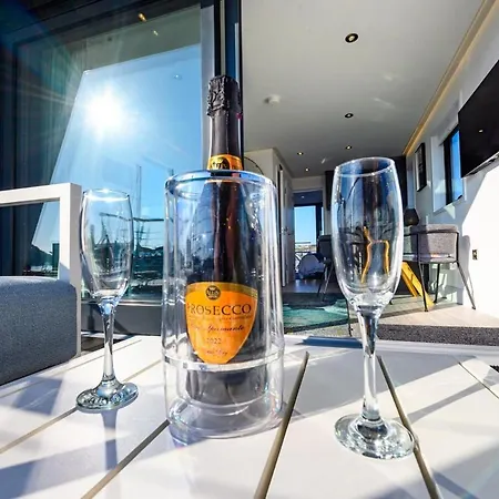 Kinsale Houseboat *