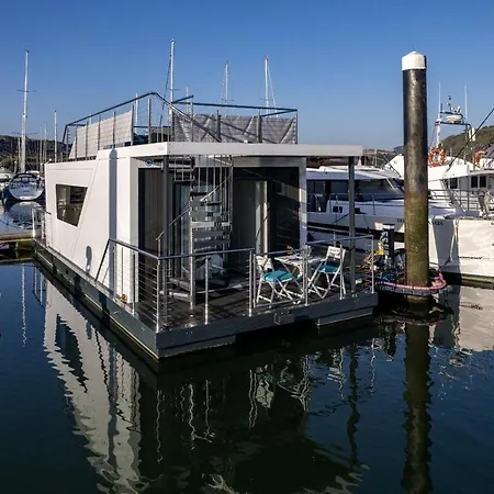 Botel Kinsale Houseboat